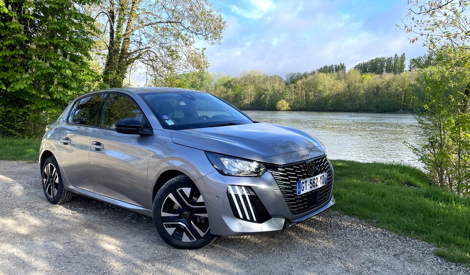 S8-peugeot-208-hybrid-100-e-dcs6-2024-la-microhybride-d-entree-de-gamme-sur-le-gril-essai-208428